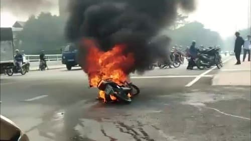 Xe máy bỗng nhiên bốc cháy dữ dội phải làm gì?