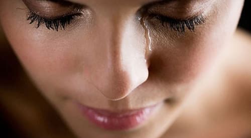 Tại sao phụ nữ dễ khóc hơn đàn ông? 