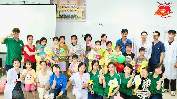 Trao đi là còn mãi số 26: ‘Nụ cười cho em’ tại Bệnh viện Nhiệt đới Trung ương