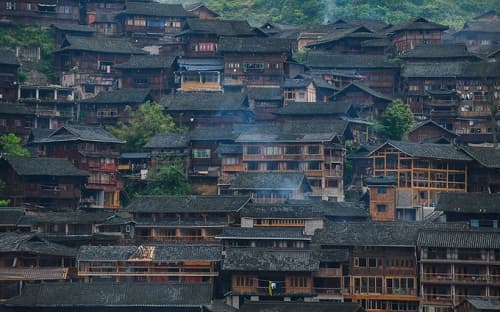Dạo bước khám phá làng cổ 1.700 tuổi của dân tộc Miêu ở Trung Quốc