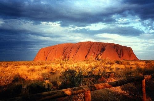 Khám phá ngọn núi thiêng Uluru trước khi bị đóng cửa vĩnh viễn