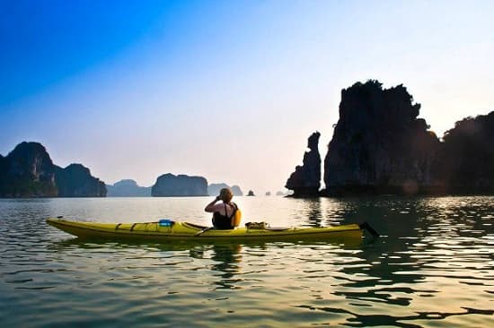 Đừng quên trải nghiệm chèo thuyền kayak ngắm nhìn vịnh Hạ Long