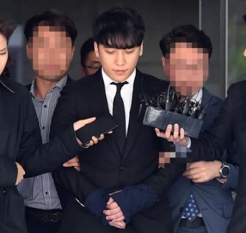 Cựu ca sĩ Seungri bị trói và còng tay sau khi rời khỏi tòa án
