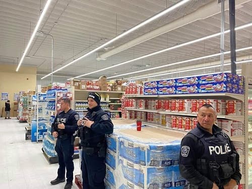 Dịch Covid-19: Cảnh sát Canada tăng cường an ninh, bảo vệ giấy vệ sinh tại các siêu thị