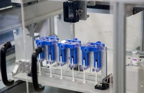 Chế tạo robot rút vaccine Covid-19 tránh lãng phí