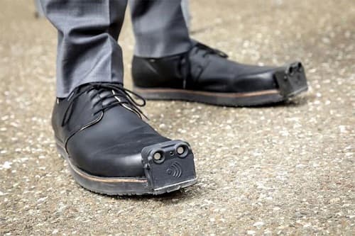 Loại giày thông minh nào giúp người khiếm thị tránh chướng ngại vật?