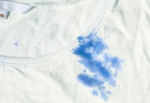 Làm sạch vết bẩn trên quần áo: Nên dùng nước nóng hay nước lạnh?