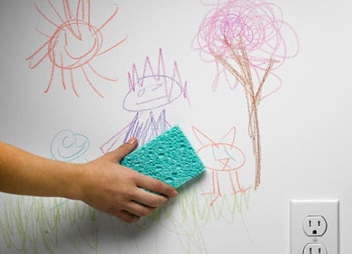 Làm thế nào xóa sạch vết bẩm trên tường nhà do trẻ vẽ bậy