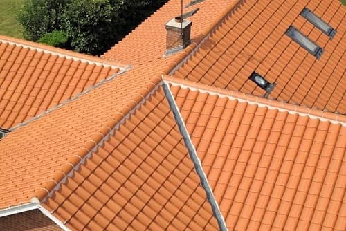 Nên lựa chọn mái ngói hay mái tôn khi lợp mái nhà