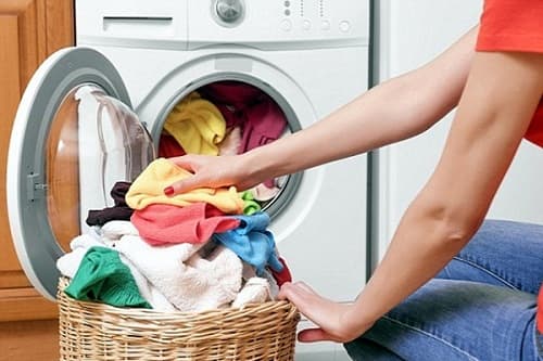 Vì sao quần áo giặt ở nhà không thơm, sạch như ở ngoài tiệm giặt là