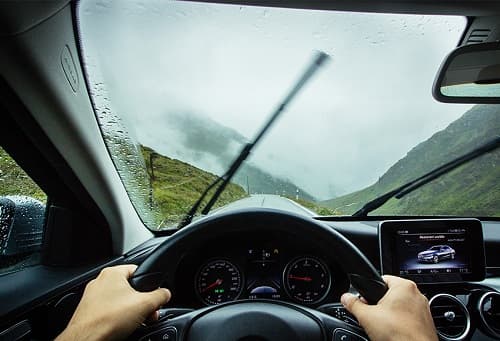 Có nên lắp đặt cảm biến gạt mưa tự động cho xe ô tô?