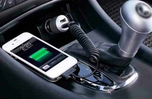 Mối nguy hiểm khôn lường khi sạc điện thoại, ipad trên ô tô
