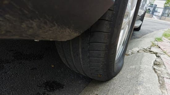 Những kiểu đỗ xe sai cách gây hại cho lốp xe