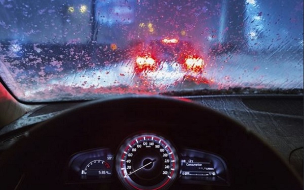 Vì sao không dùng ga tự động khi lái xe tô tô trời mưa