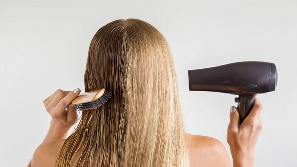 Bỏ ngay 6 thói quen chăm sóc tóc khiến phụ nữ trung niên trông già hơn