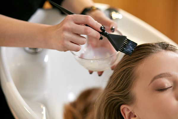 Cách làm sạch thuốc nhuộm tóc dính trên da cực hiệu quả