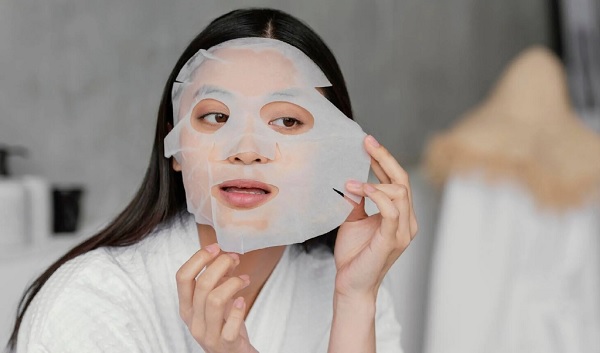 Chăm sóc da mùa hè: 5 mỹ phẩm nên giảm dùng để tránh mụn