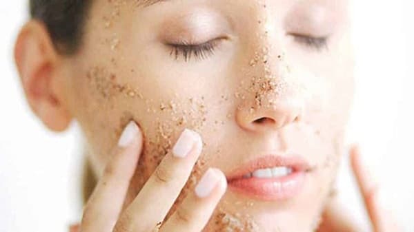 Làm sạch da nên tẩy tế bào chết trước hay rửa mặt trước?