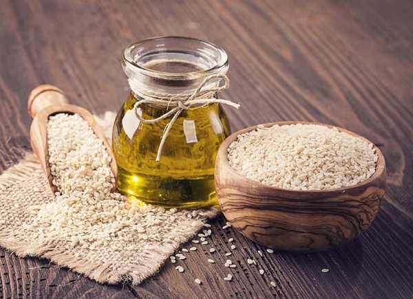 Mẹo dùng dầu mè chăm sóc tóc khô xơ, giảm gãy rụng