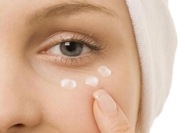 Sai lầm cần tránh khi dùng kem dưỡng da vùng da mắt
