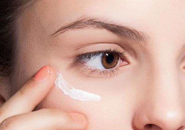 Thoa kem mắt mãi không hiệu quả: 3 sai lầm phổ biến nhiều người mắc phải