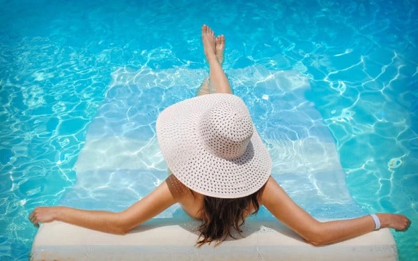 Vì sao khi đi bơi cần thoa kem chống nắng bảo vệ da