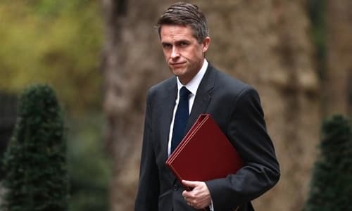 Bộ trưởng Quốc phòng Anh bị cách chức vì rò rỉ thông tin mật về Huawei