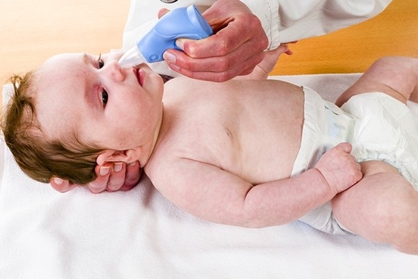 Cẩn trọng viêm tai giữa do rửa mũi cho trẻ không đúng cách