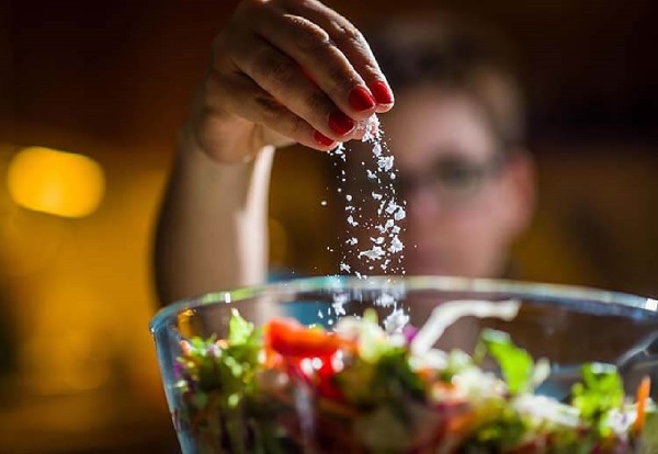 Ăn mặn kéo dài tàn phá tim và thận thế nào