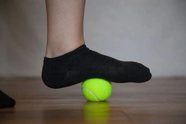 Cách sử dụng bóng tennis giảm đau mỏi xương khớp, thư giãn cơ thể