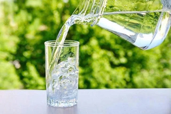 Cách uống nước ngày hè gây hại thận: 5 sai lầm cực phổ biến