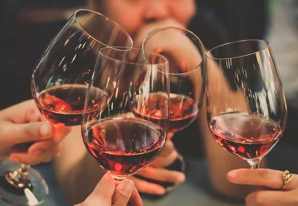 Dấu hiệu nhận biết ngộ độc rượu, cách giảm nôn nao sau uống rượu