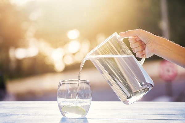Mùa hè nắng nóng nên uống bao nhiêu nước là hợp lý
