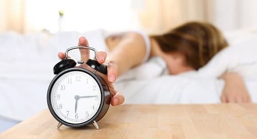 Những lầm tưởng khi ngủ nướng vào cuối tuần để bù đắp cho cả tuần thiếu ngủ