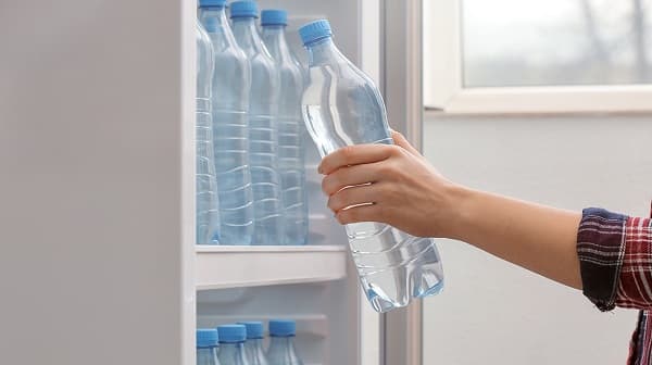 Phòng ngừa nguy cơ mắc bệnh khi uống nước để trong tủ lạnh