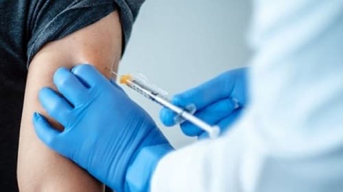 Sau khi vừa tiêm vaccine Covid-19 vì sao không nên xoa bóp bắp tay