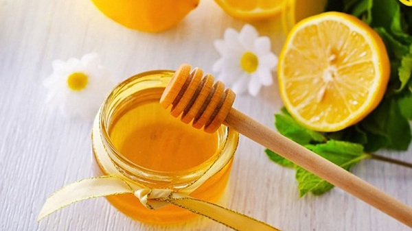Uống nước mật ong hay nước muối loãng sau khi thức dậy tốt cho sức khỏe